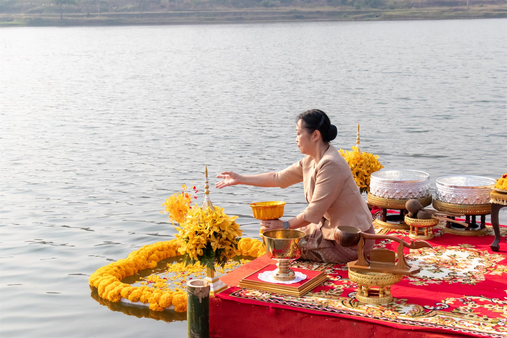 พิธีตักน้ำและเจริญพระพุทธมนต์น้ำสรงพระธาตุจอมทอง