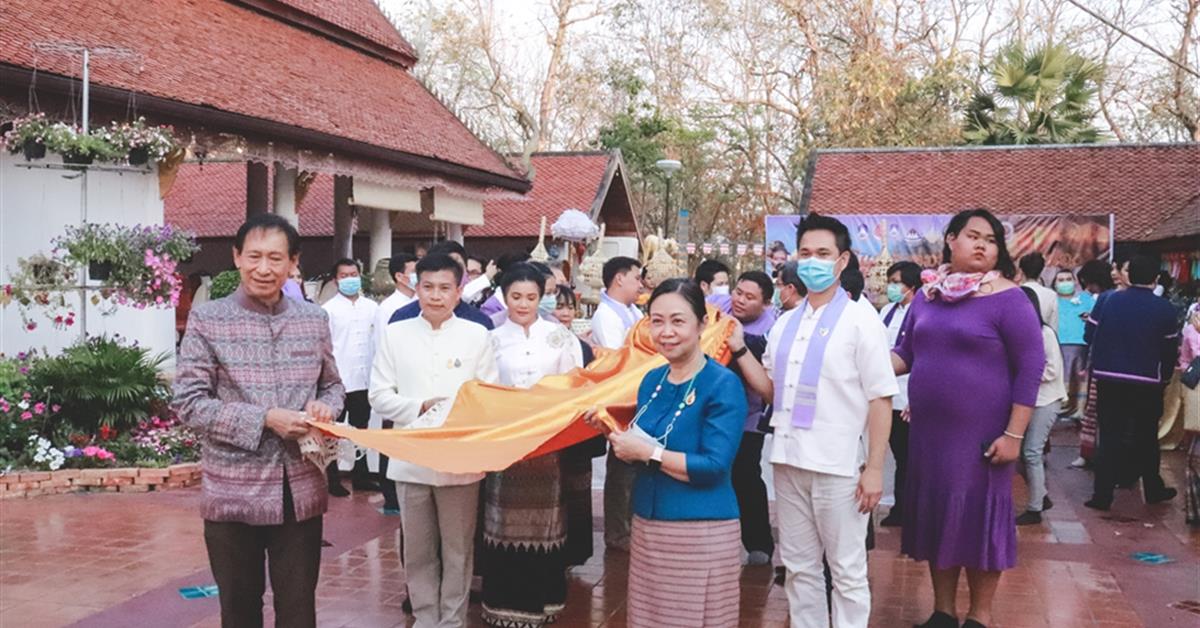 ประเพณีแห่ผ้าห่มพระธาตุจอมทอง